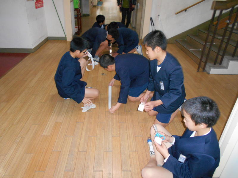 安全な廊下歩行のために中央線をはりました