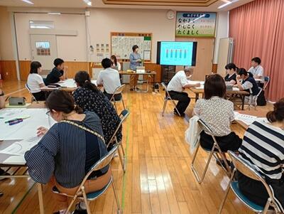 学校外から学校を見る