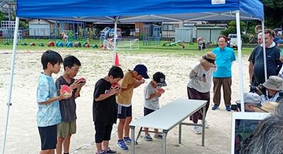 スイカ早食い大会に