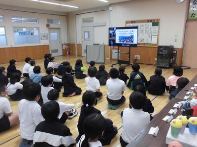 人権子ども集会を全校で見ました