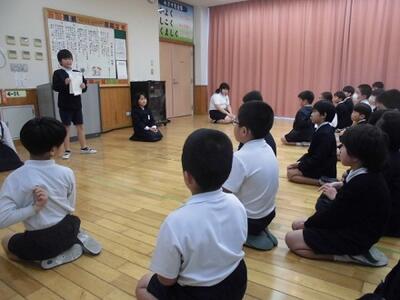 登校班での集団登校を