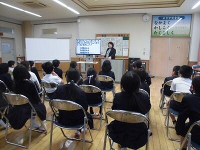 説明を聞きながら