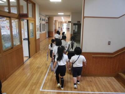 静かに