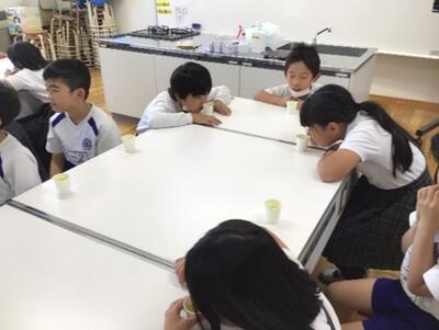 飲める熱さになるまで冷ましているところです。「フー、フー。」