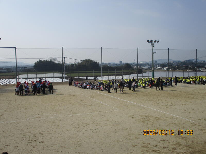 運動場に集まっている様子