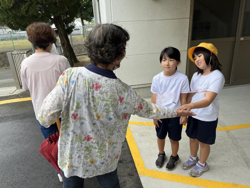 離れたくない思いで、お見送り