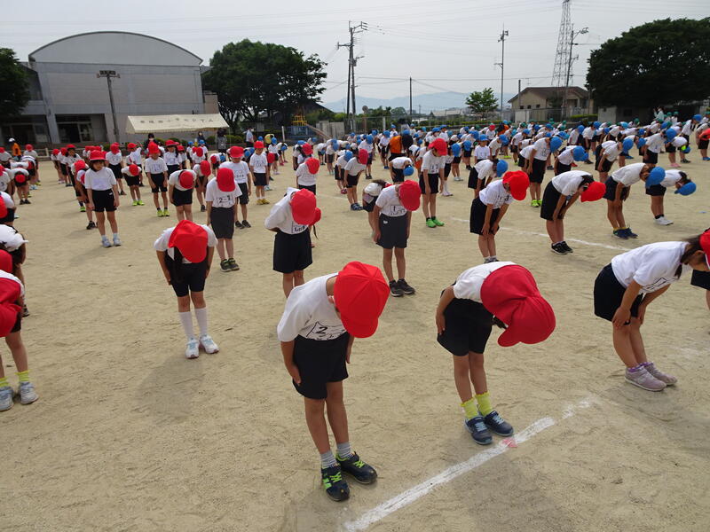 礼の練習をする１～３年生