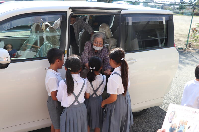 おばあちゃんも子どもたちもなかなかわかれようとしませんでした
