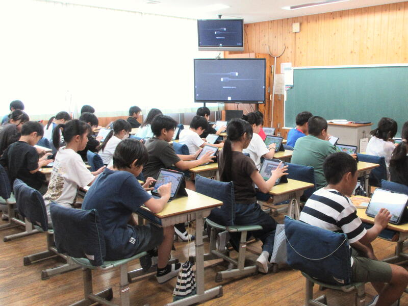 真剣に課題に取り組む5年生