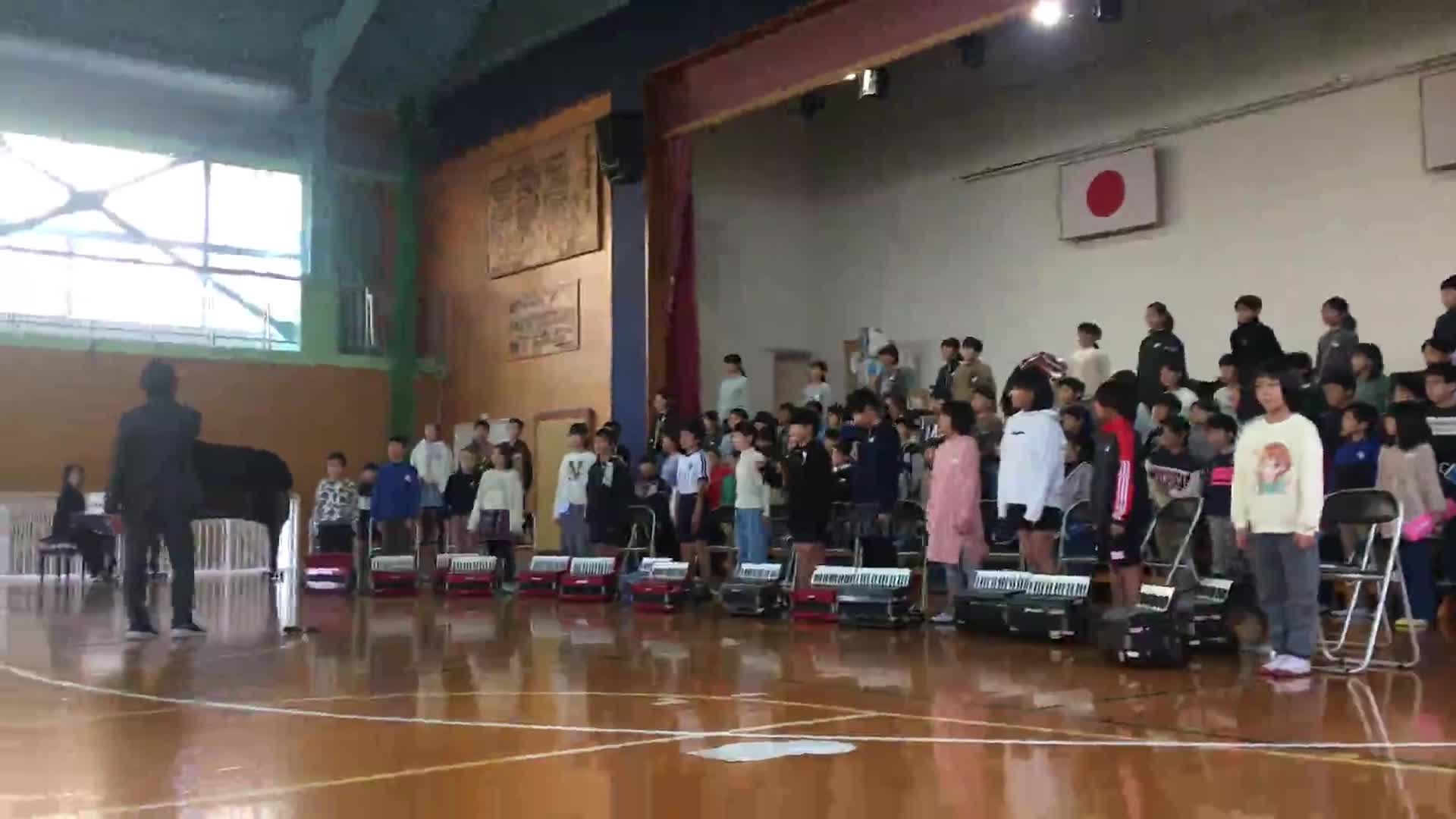 ４年生「合唱」　全校集会での発表会　