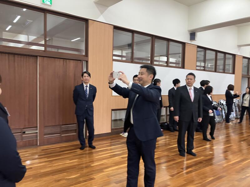 職員の写真を撮る恒松校長