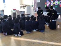 卒業生が母校で読み聞かせ