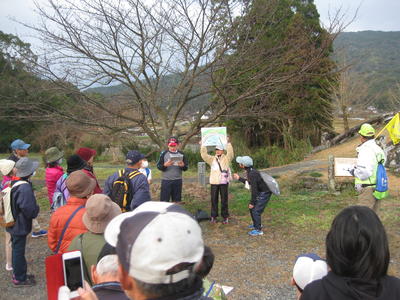 眼鏡橋の説明の様子