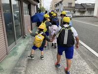 手をつないで楽しい遠足