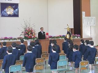 校長先生のお話を聞く１年生