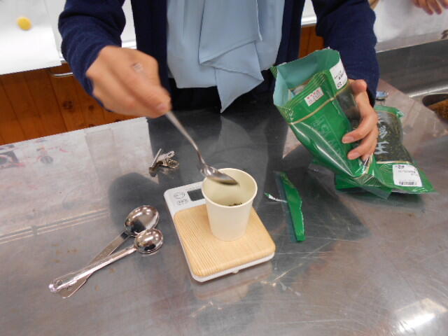茶葉を計量