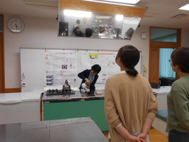 後ろの席からも先生の手元が見える鏡