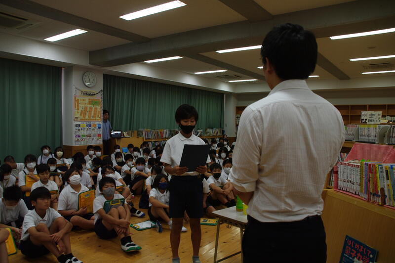 感謝の言葉を伝える代表児童