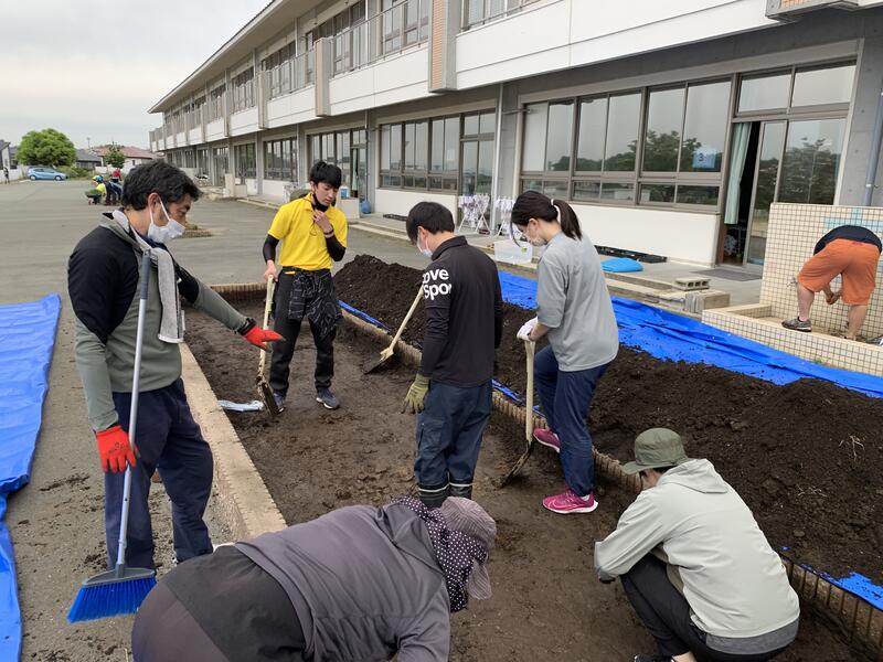 シートの下に石がたくさんありました。