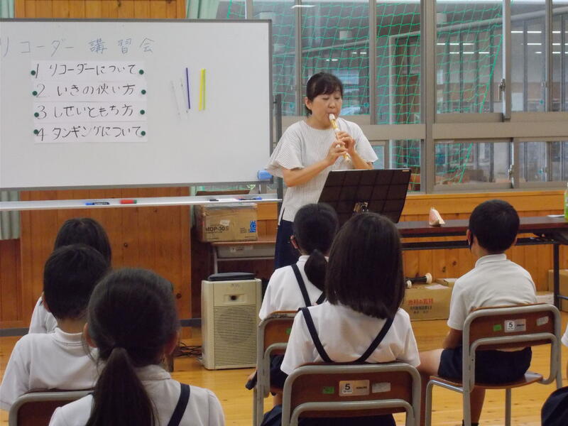 美しい音色にうっとりする３年生