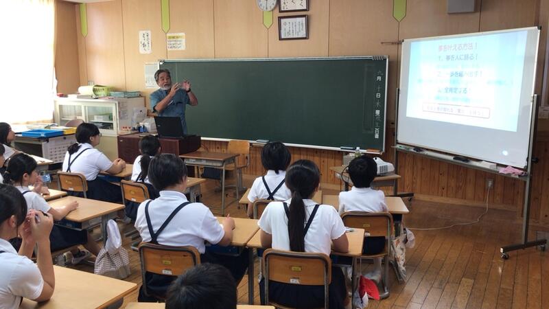 安樂さんのお話に聞き入る子ども達