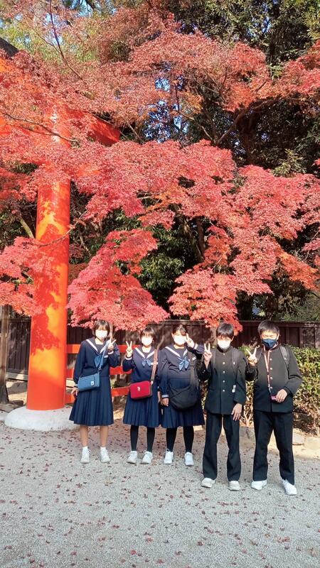 1班 下鴨神社にて。紅葉がとてもきれいでした。