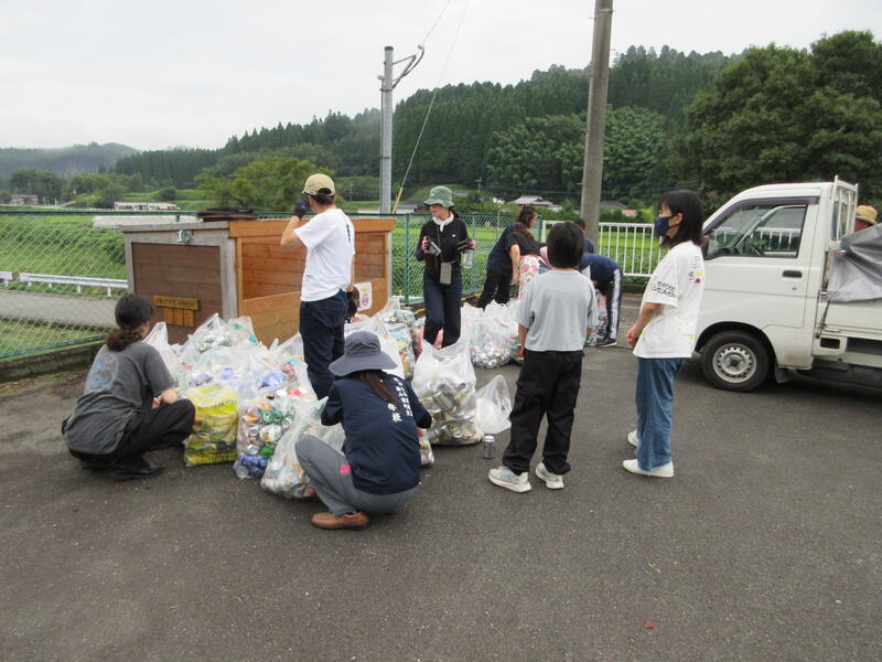 空き缶の回収の様子
