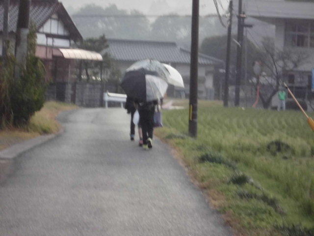 右端を一列登校