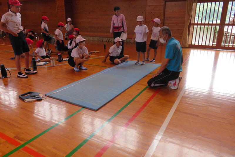 6年生が、足の位置を教えてくれています