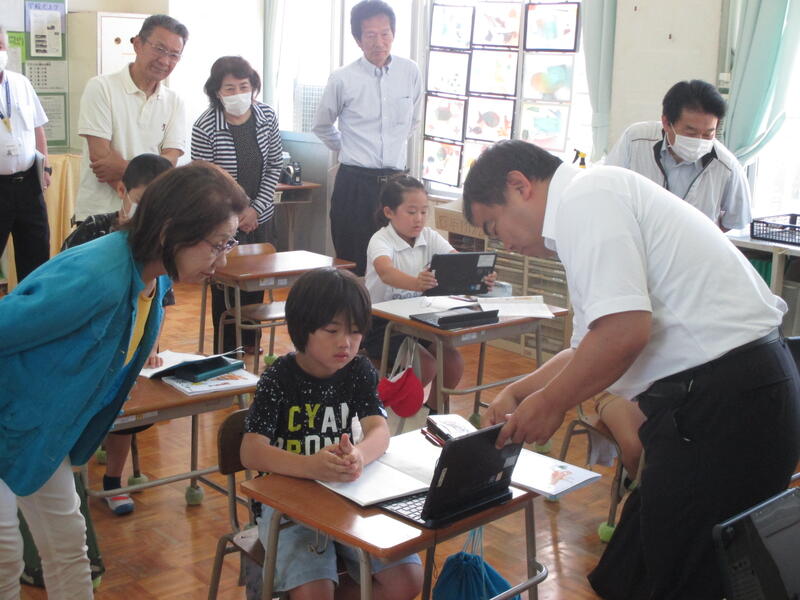 ３年生はタブレットを使って学習していました。