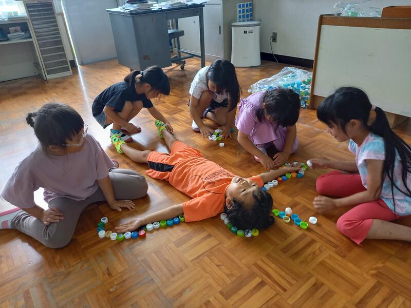 床にできた人の形は、なんだか不思議でした。