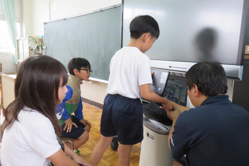 自分たちがまとめたものをタブレットで見せています