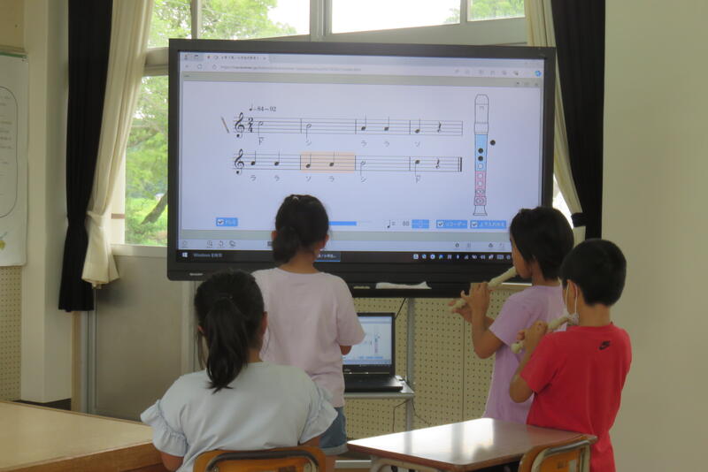 デジタル画面の音や画像に合わせて指使いの練習です。「ドからシの切り替えが難しい」