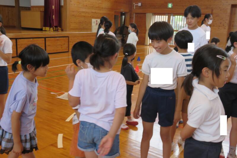 縦割り班であいさつをしました。