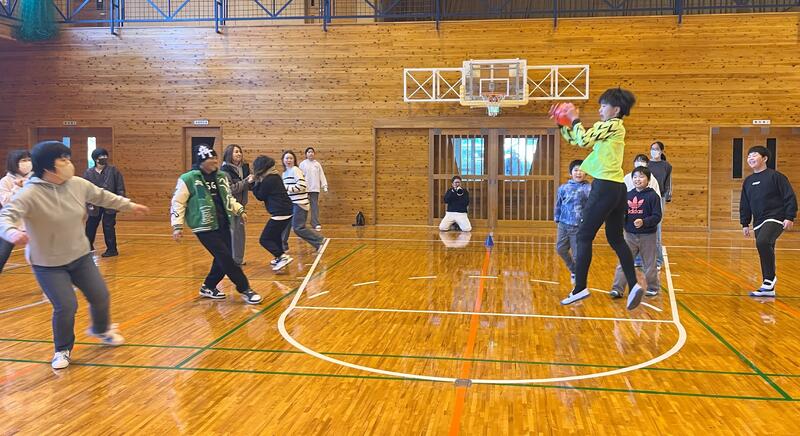 子ども　対　大人　真剣勝負→子どもの勝ち