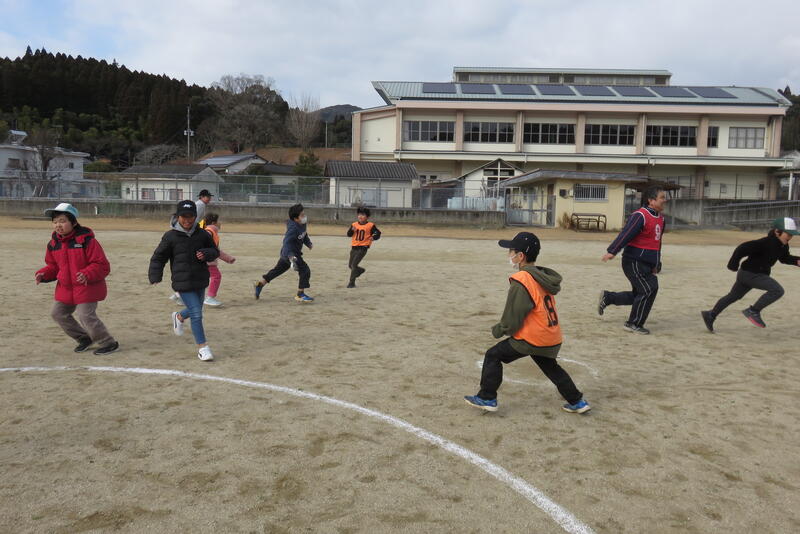 鬼に捕まった人は、真ん中の円で待ち、助けが来たら勢いよく逃げ始めます