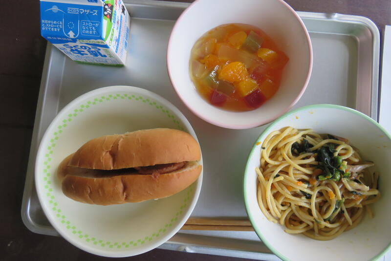 いつもは水曜日だけがパンの日ですが、今日は特別です。