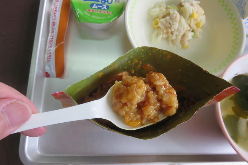 救急カレーの中を開けるとこんな風です。しっかり味もついています