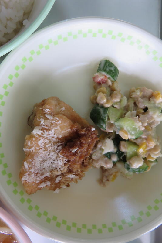 左が鶏のアングレーズ、右がひよこ豆サラダ