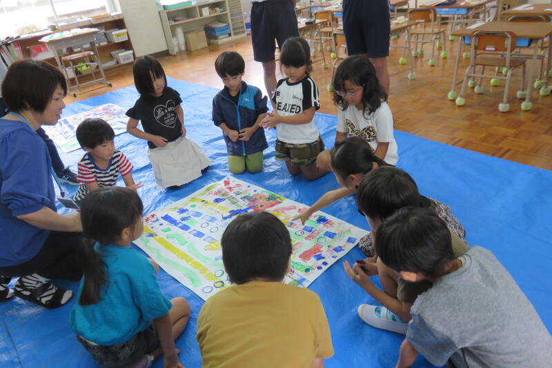 １年　図工　いろいろな色やものを使ってみんなで制作