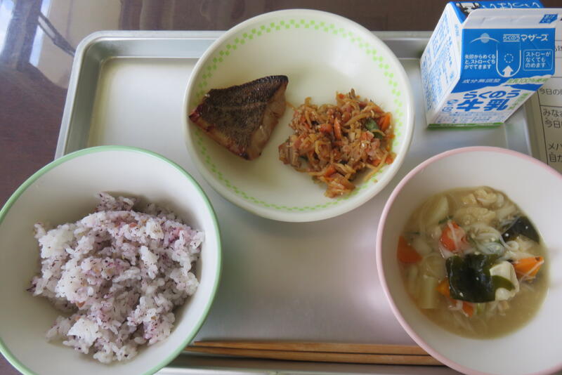 具がたくさん入ったみそ汁です。うめごはんもおいしそう