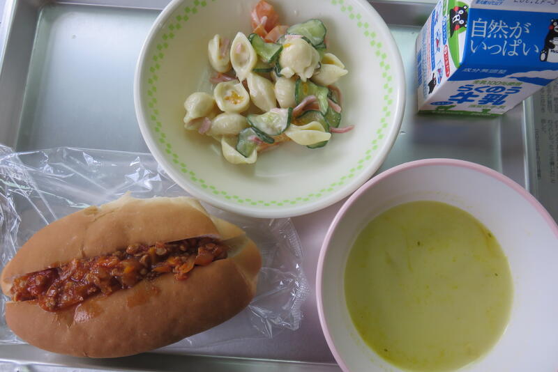 チリコンカンをパンにはさんで食べます