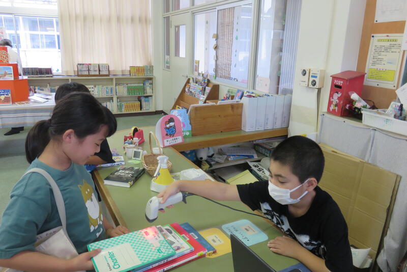 上手にバーコードを操作しています。