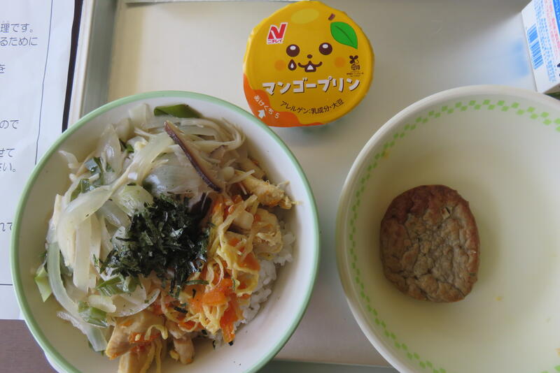 鶏飯の完成です。アジ入りさんがとマンゴープリンもあります。