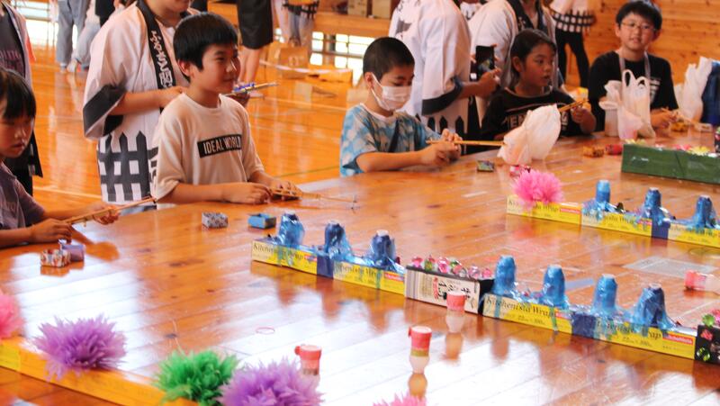 毎年恒例の射的です。しっかり狙って！！