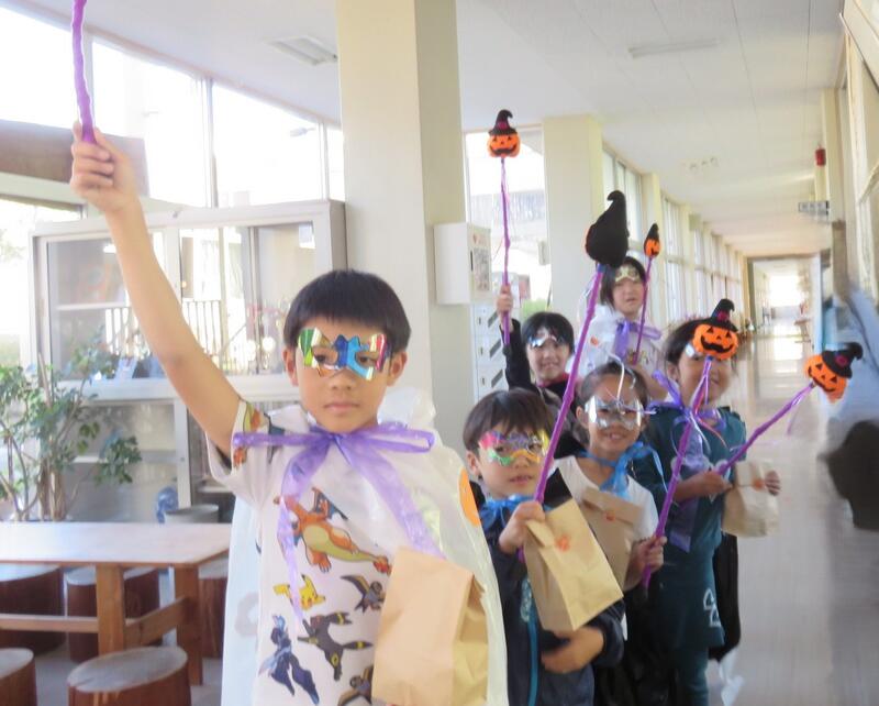 ３年生がリーダーとなって連れてきてくれました