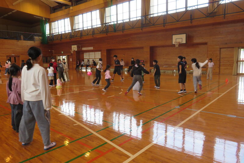 必死に投げ、逃げ、走り回ってますね