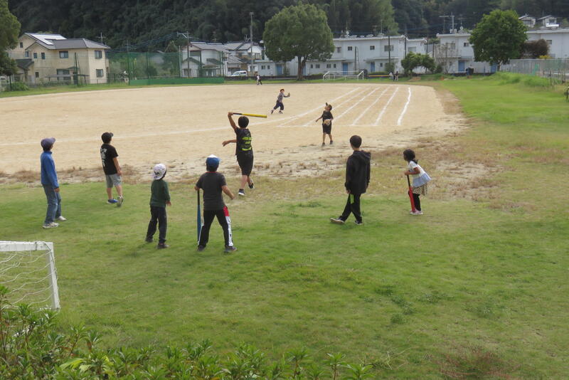 １年から６年まで交じって野球をしています