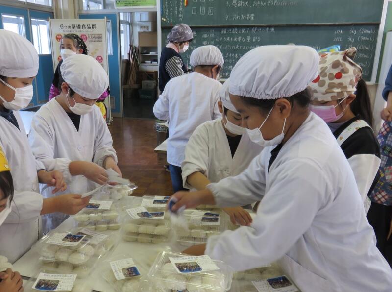 パックに詰めて、袋に入れて、カードをはさんで