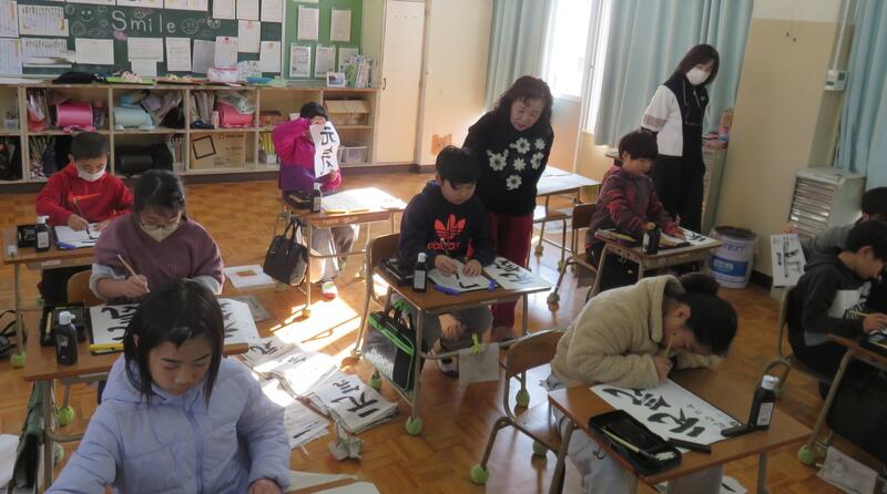 ４年生「元気」を集中して書いています